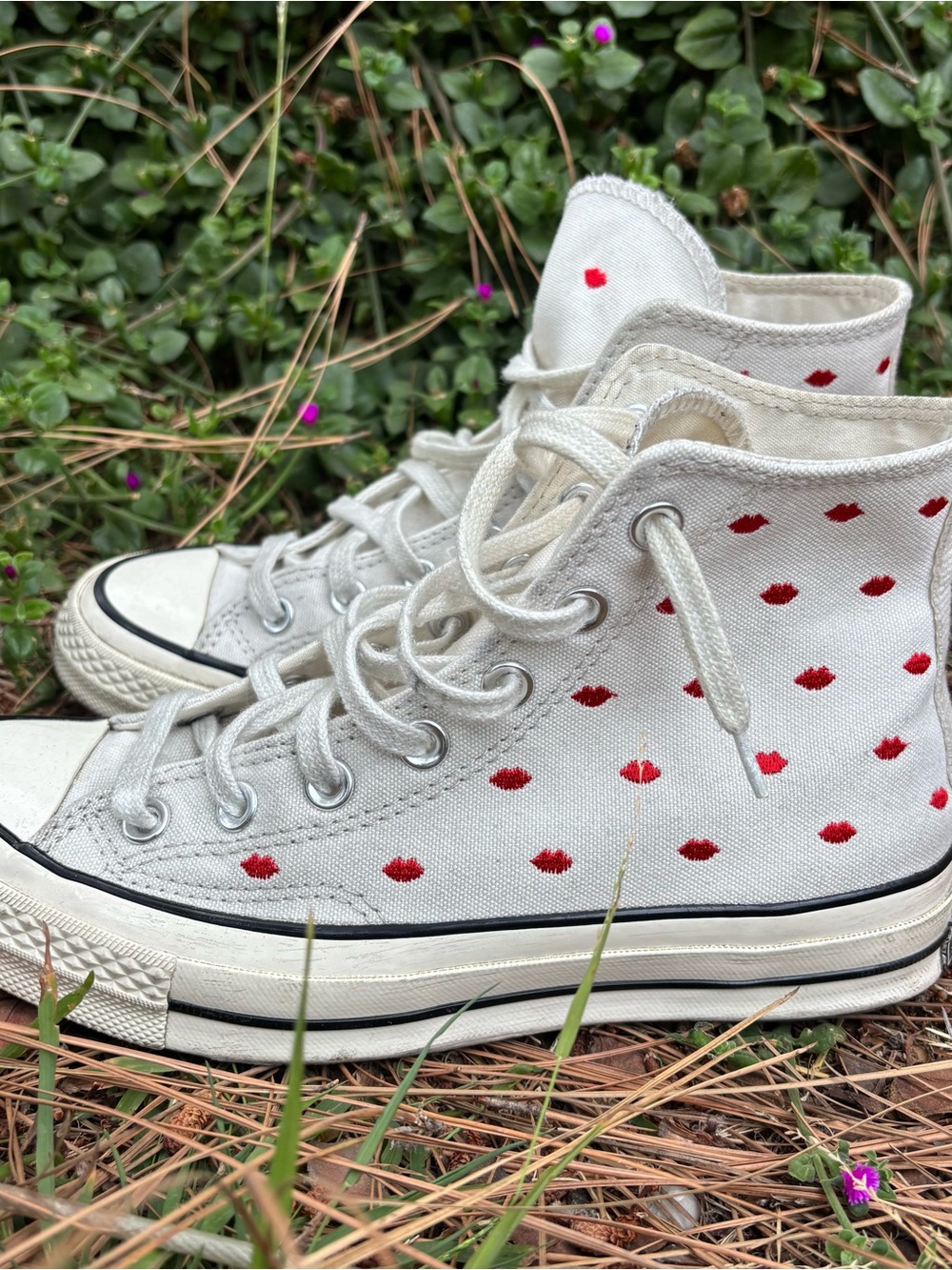 Converse Limited Edition White High-Top Canvas Sneakers With Red Lip Print - Picture 2 of 12